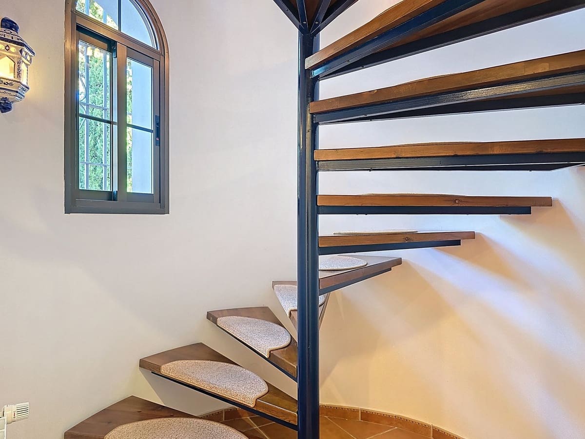 5 soveværelse Villa til salg i Sayalonga med swimmingpool - € 895.000 (Ref: 9432719)