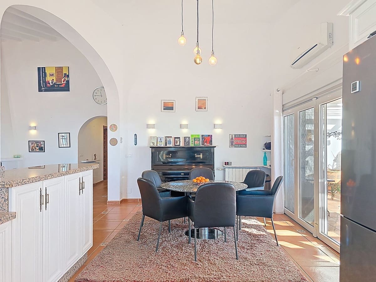 5 soveværelse Villa til salg i Sayalonga med swimmingpool - € 895.000 (Ref: 9432719)