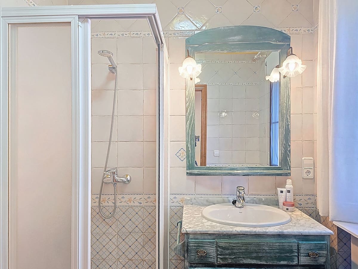 5 soveværelse Villa til salg i Sayalonga med swimmingpool - € 895.000 (Ref: 9432719)