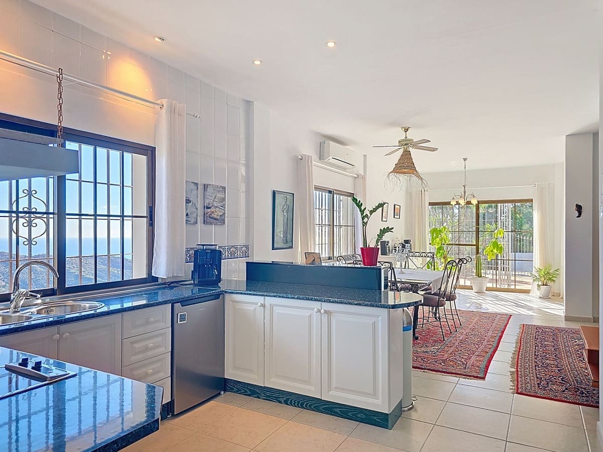 5 soveværelse Villa til salg i Sayalonga med swimmingpool - € 895.000 (Ref: 9432719)