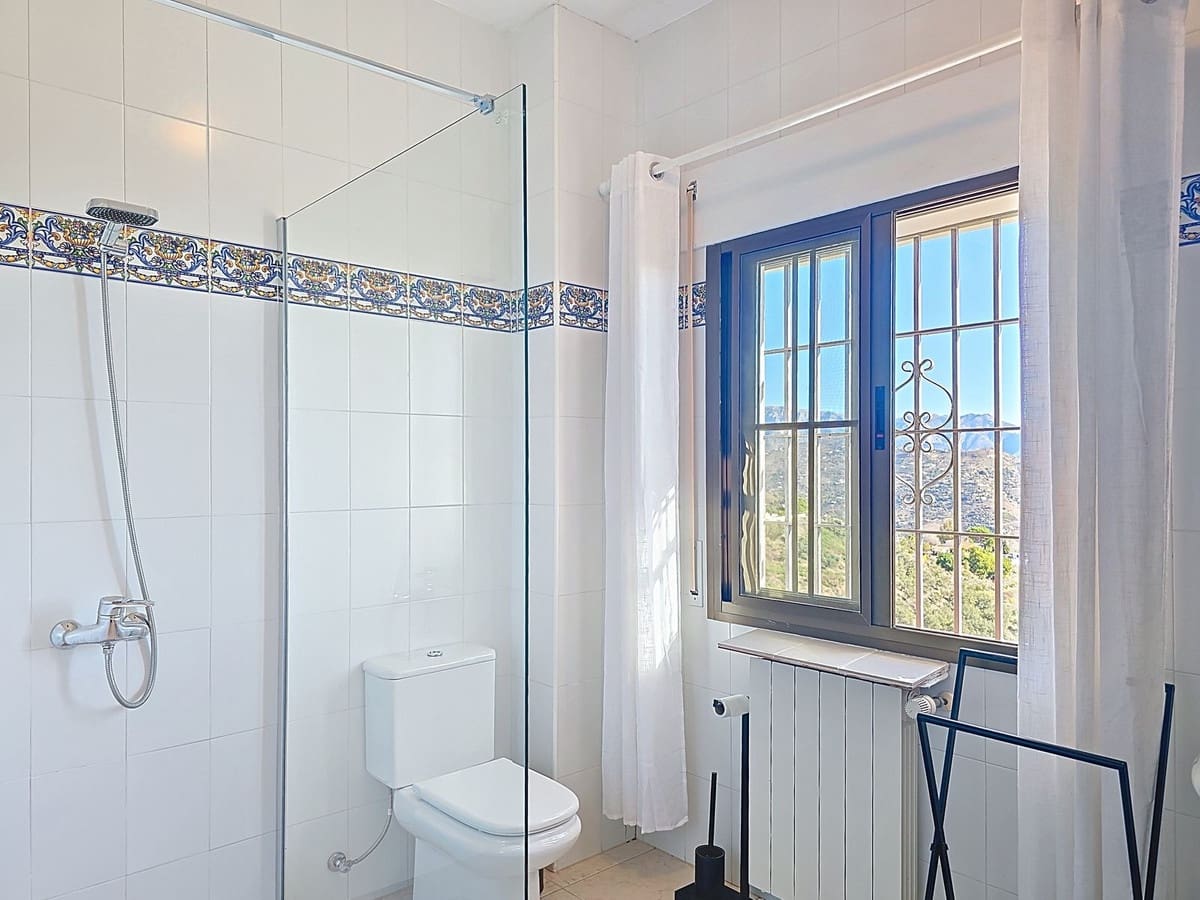 5 soveværelse Villa til salg i Sayalonga med swimmingpool - € 895.000 (Ref: 9432719)