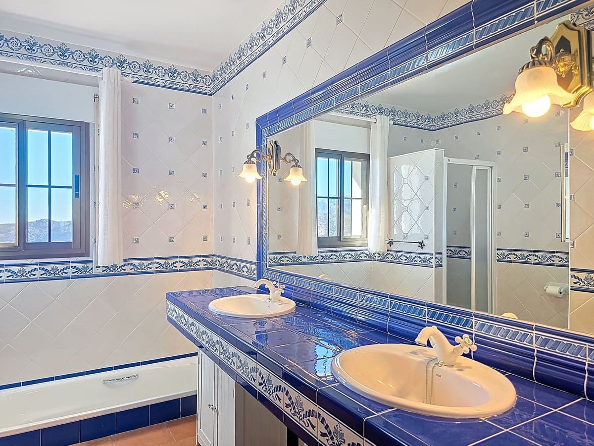 5 soveværelse Villa til salg i Sayalonga med swimmingpool - € 895.000 (Ref: 9432719)