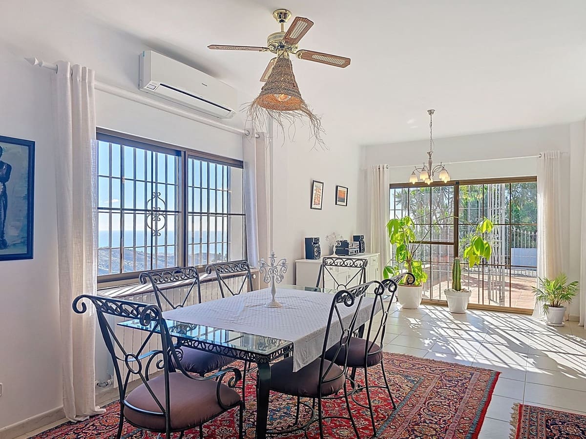 5 soveværelse Villa til salg i Sayalonga med swimmingpool - € 895.000 (Ref: 9432719)