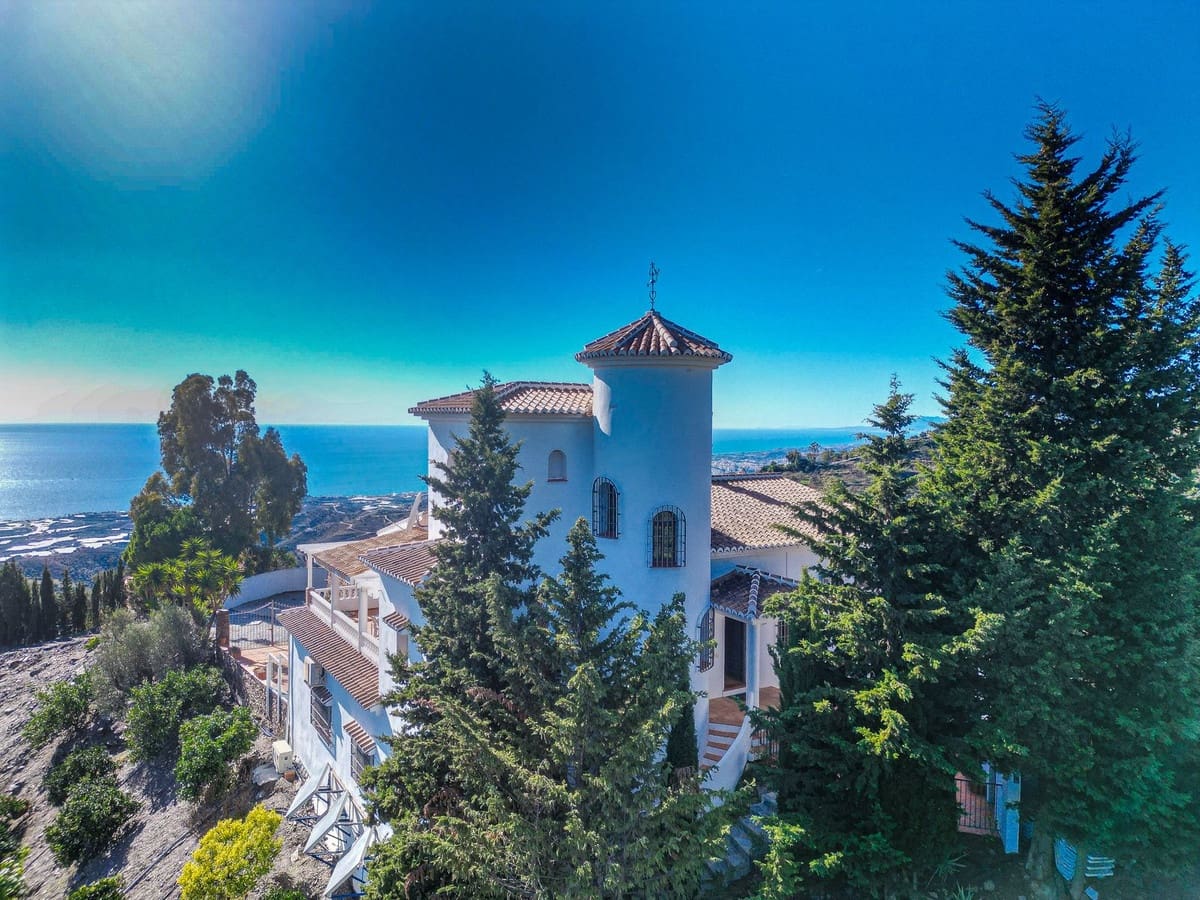 5 soveværelse Villa til salg i Sayalonga med swimmingpool - € 895.000 (Ref: 9432719)