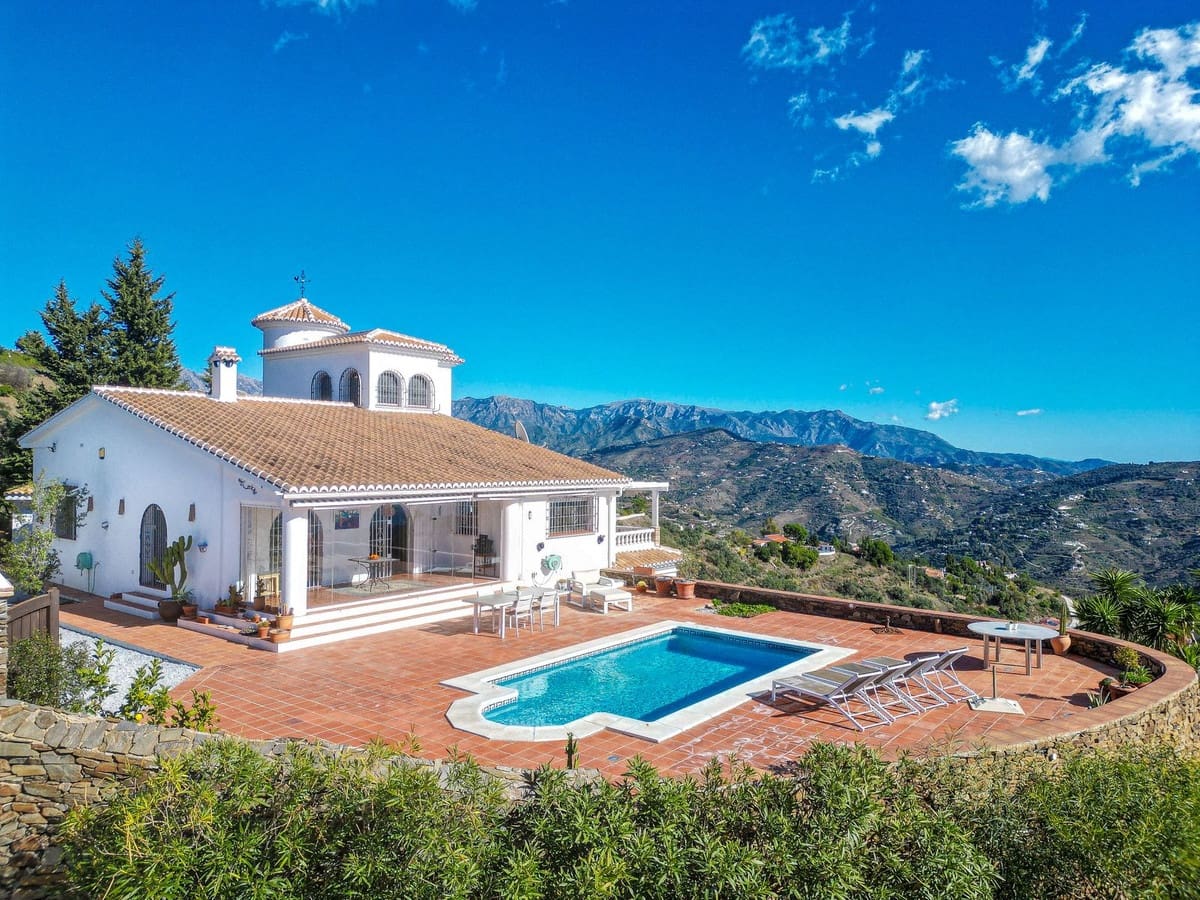 5 soveværelse Villa til salg i Sayalonga med swimmingpool - € 895.000 (Ref: 9432719)