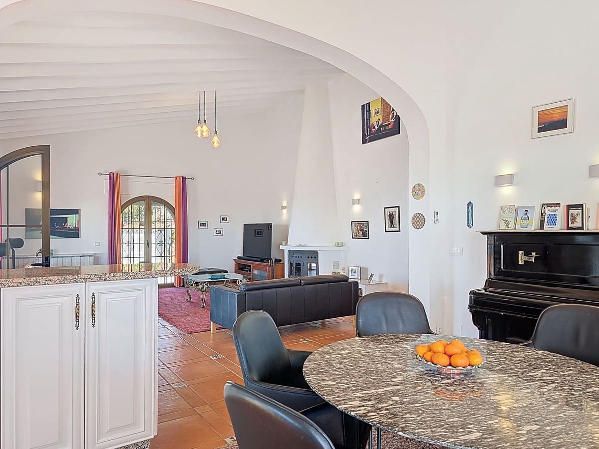 5 soveværelse Villa til salg i Sayalonga med swimmingpool - € 895.000 (Ref: 9432719)