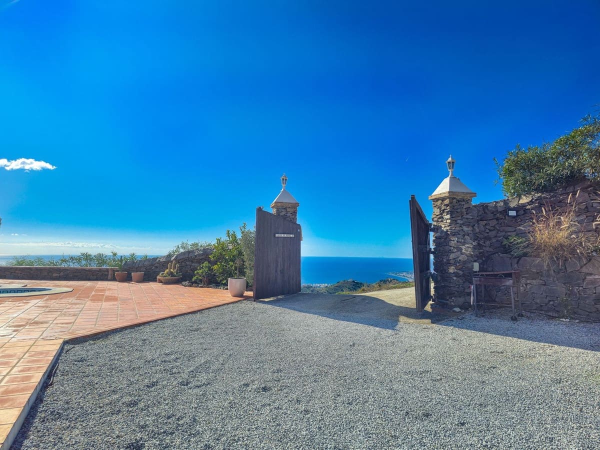 5 soveværelse Villa til salg i Sayalonga med swimmingpool - € 895.000 (Ref: 9432719)