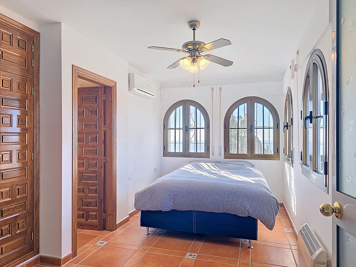 5 soveværelse Villa til salg i Sayalonga med swimmingpool - € 895.000 (Ref: 9432719)