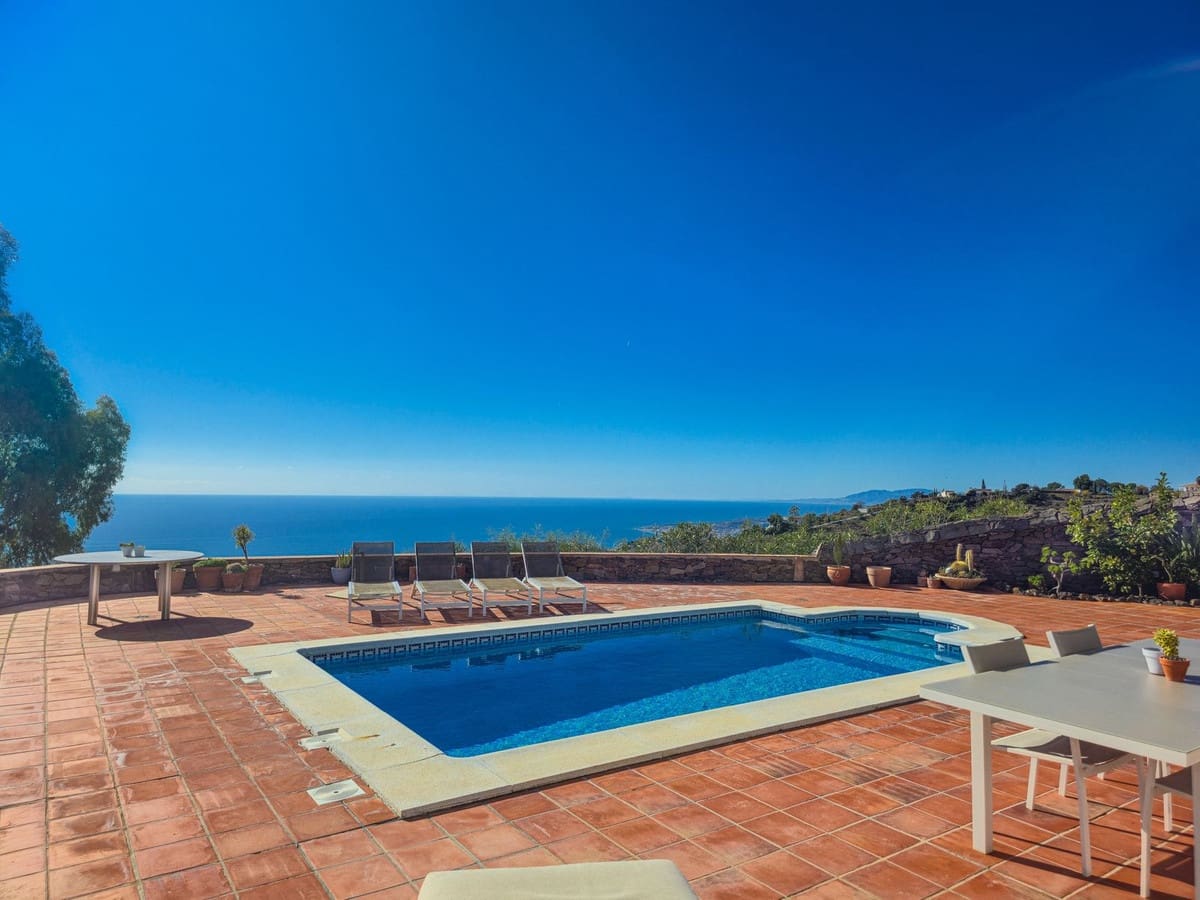 5 soveværelse Villa til salg i Sayalonga med swimmingpool - € 895.000 (Ref: 9432719)