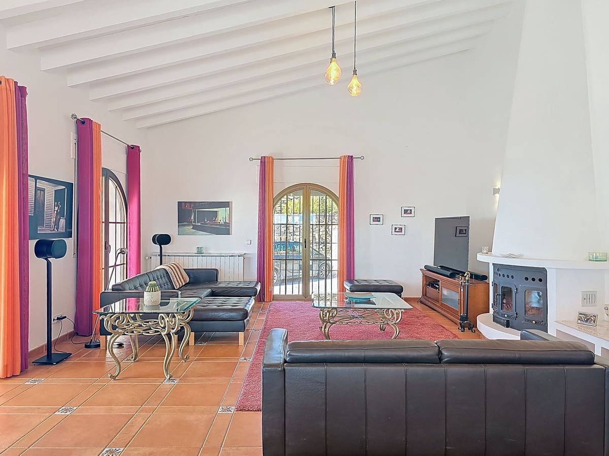 5 slaapkamer Villa te koop in Sayalonga met zwembad - € 895.000 (Ref: 9432719)