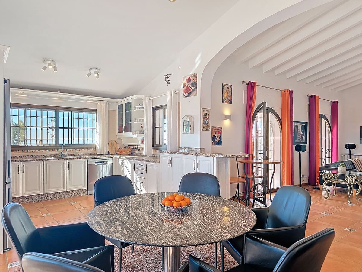 5 slaapkamer Villa te koop in Sayalonga met zwembad - € 895.000 (Ref: 9432719)