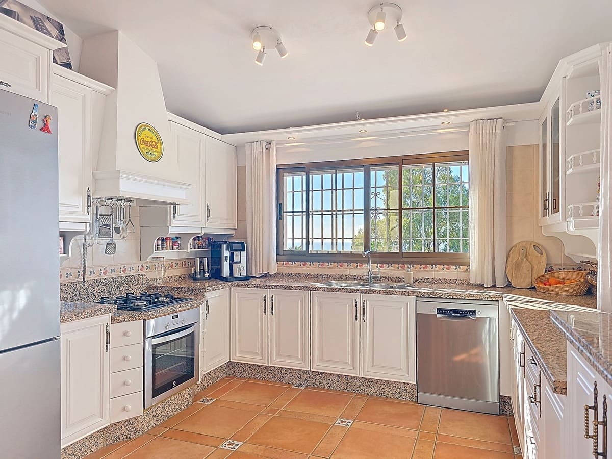 5 slaapkamer Villa te koop in Sayalonga met zwembad - € 895.000 (Ref: 9432719)