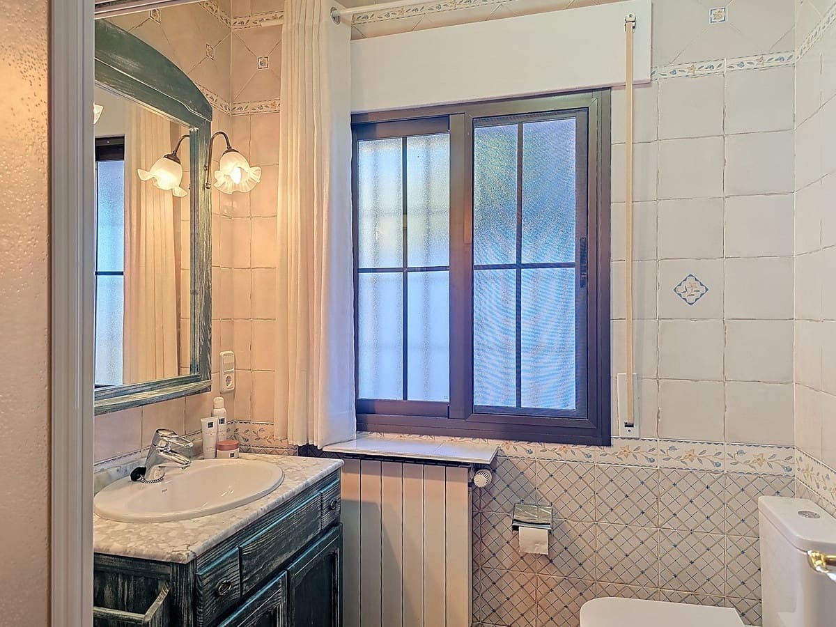 5 slaapkamer Villa te koop in Sayalonga met zwembad - € 895.000 (Ref: 9432719)