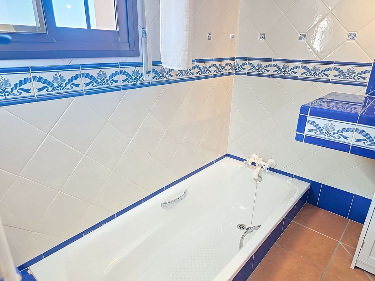 5 slaapkamer Villa te koop in Sayalonga met zwembad - € 895.000 (Ref: 9432719)