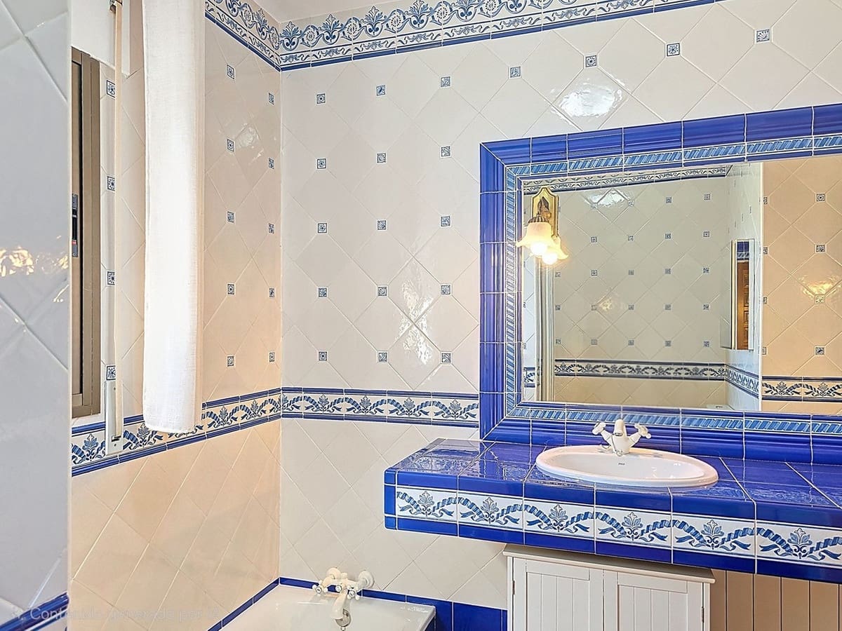 5 slaapkamer Villa te koop in Sayalonga met zwembad - € 895.000 (Ref: 9432719)