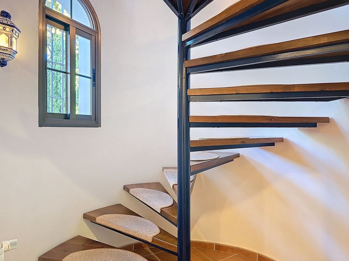 5 slaapkamer Villa te koop in Sayalonga met zwembad - € 895.000 (Ref: 9432719)