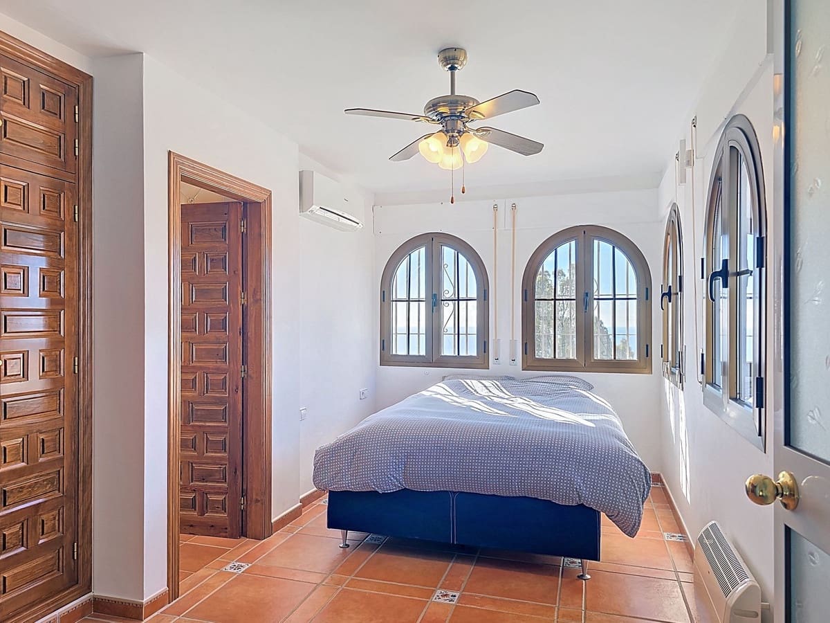 5 slaapkamer Villa te koop in Sayalonga met zwembad - € 895.000 (Ref: 9432719)