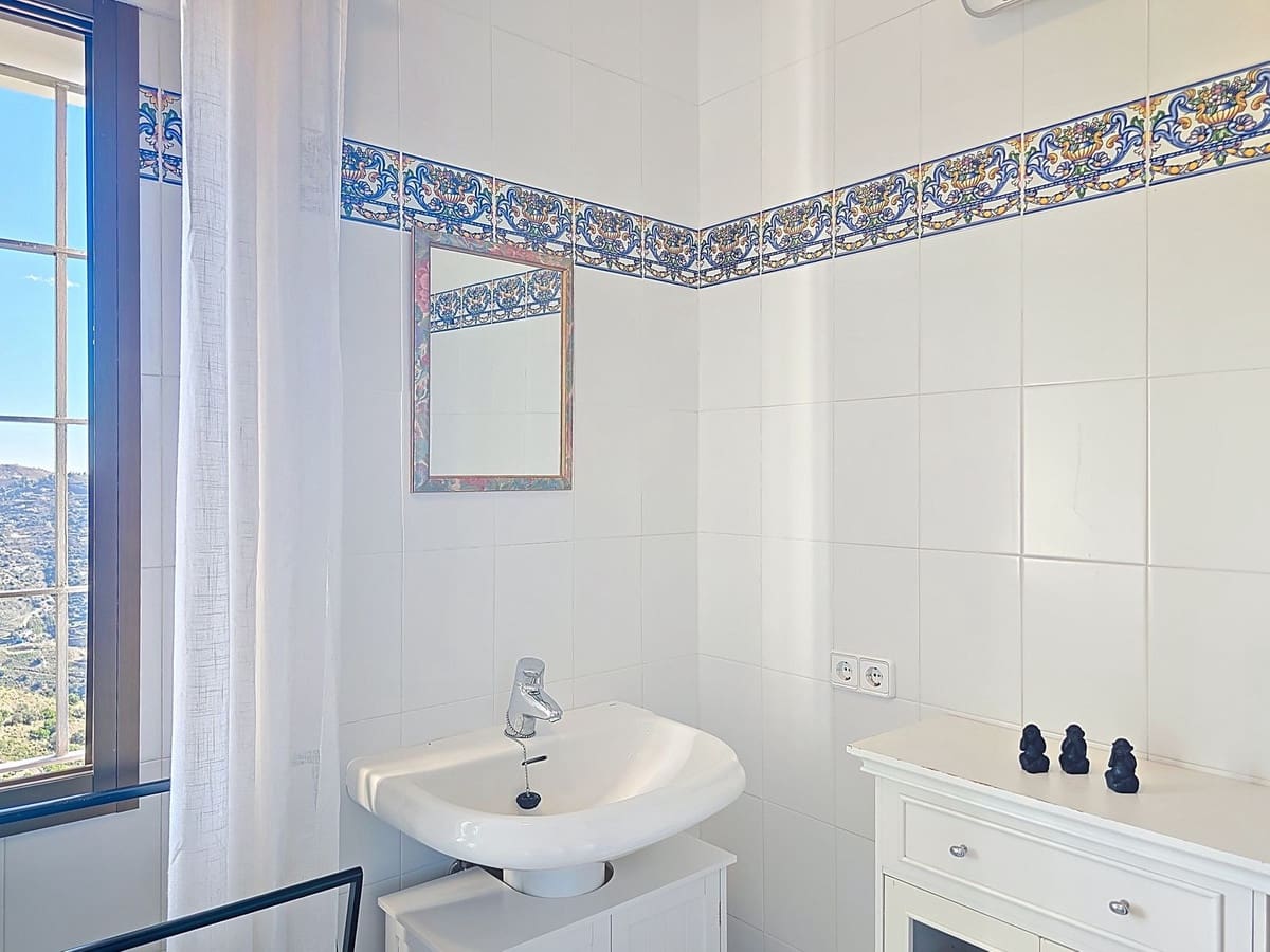 5 slaapkamer Villa te koop in Sayalonga met zwembad - € 895.000 (Ref: 9432719)