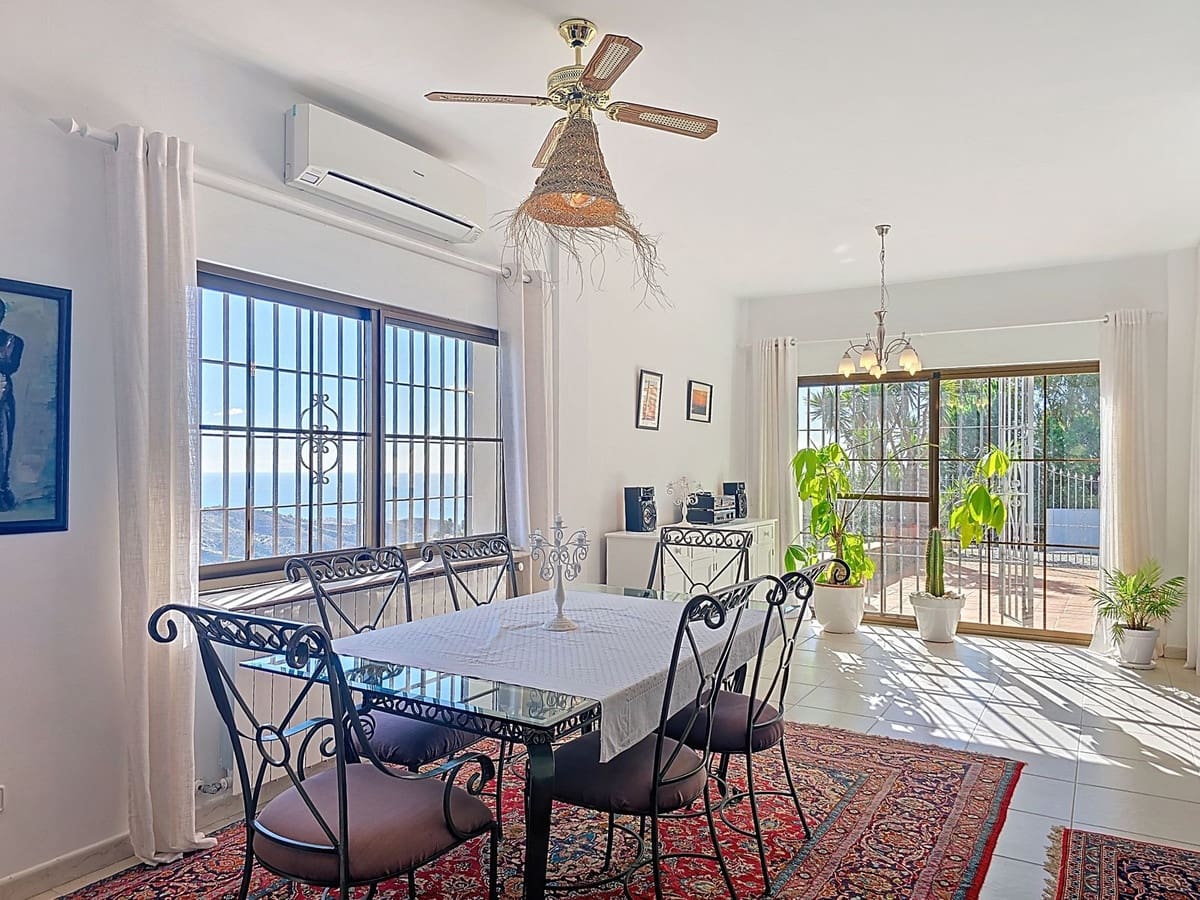 5 slaapkamer Villa te koop in Sayalonga met zwembad - € 895.000 (Ref: 9432719)