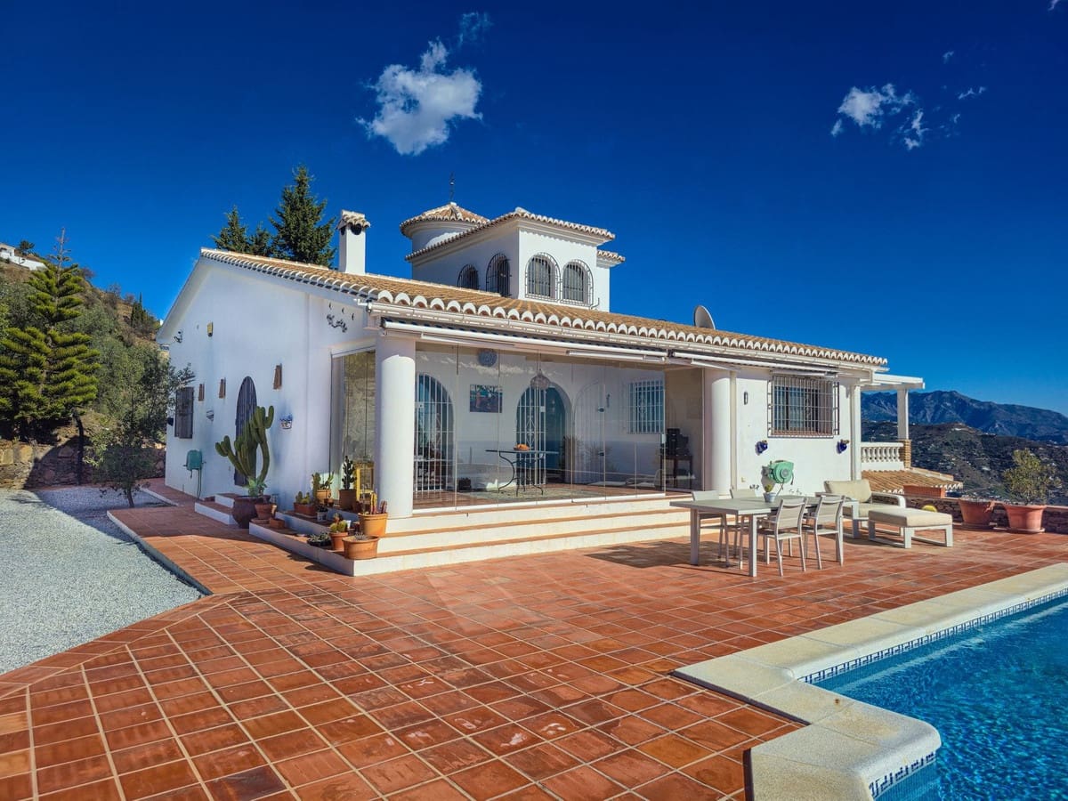 5 slaapkamer Villa te koop in Sayalonga met zwembad - € 895.000 (Ref: 9432719)