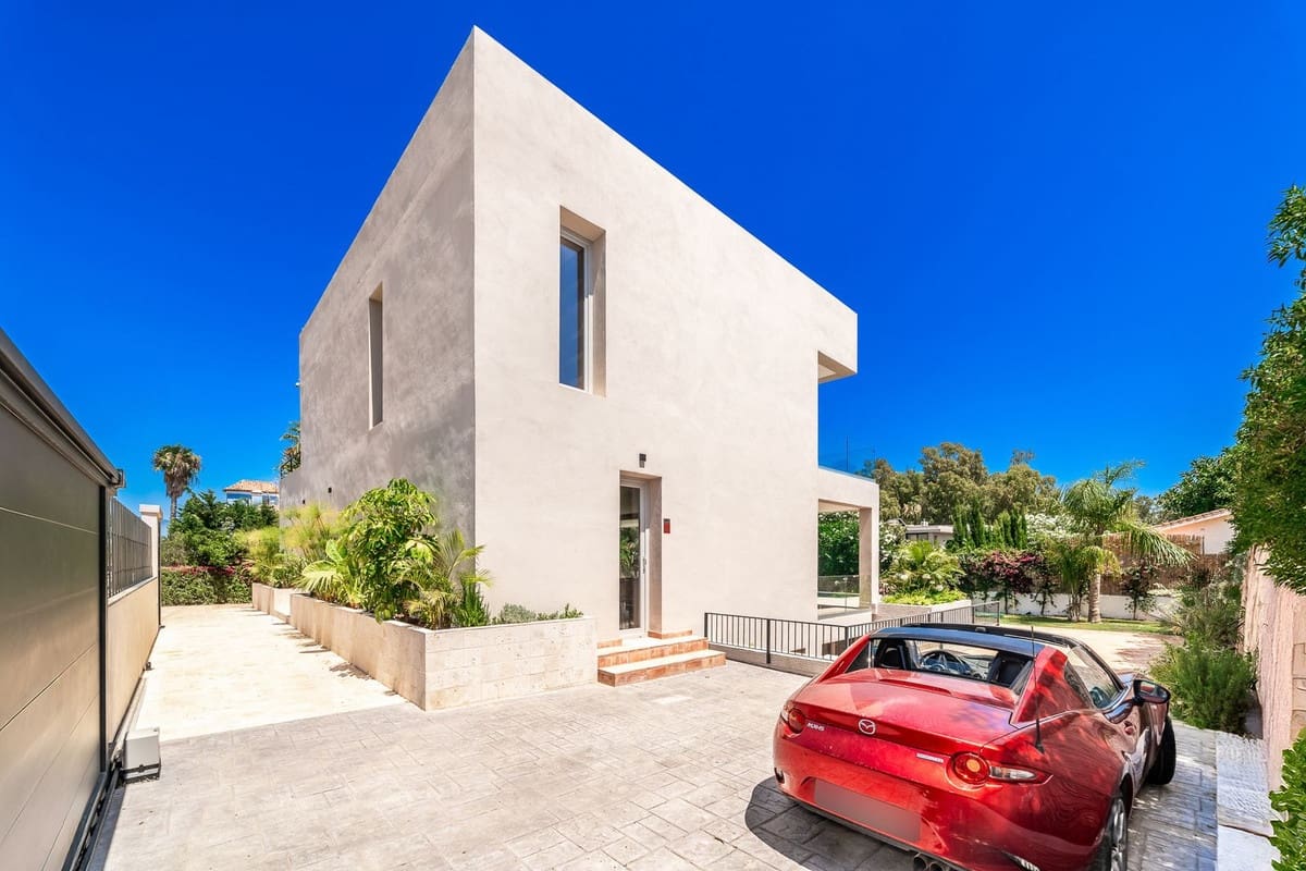 Chalet de 5 habitaciones en Marbella en venta con piscina - 2.950.000 € (Ref: 9443652)