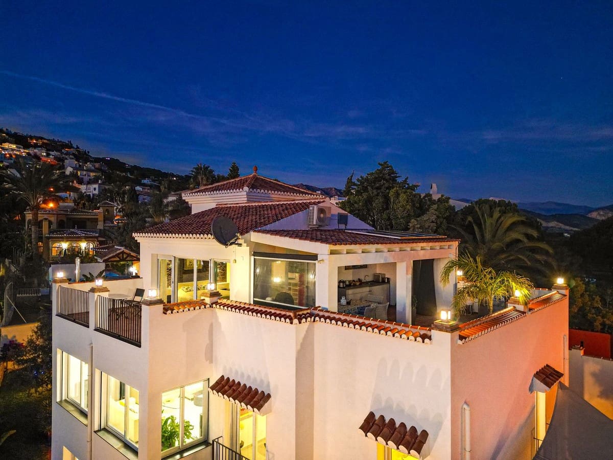 4 sypialnia Willa na sprzedaż w Salobrena z basenem garażem - 945 000 € (Ref: 9450865)