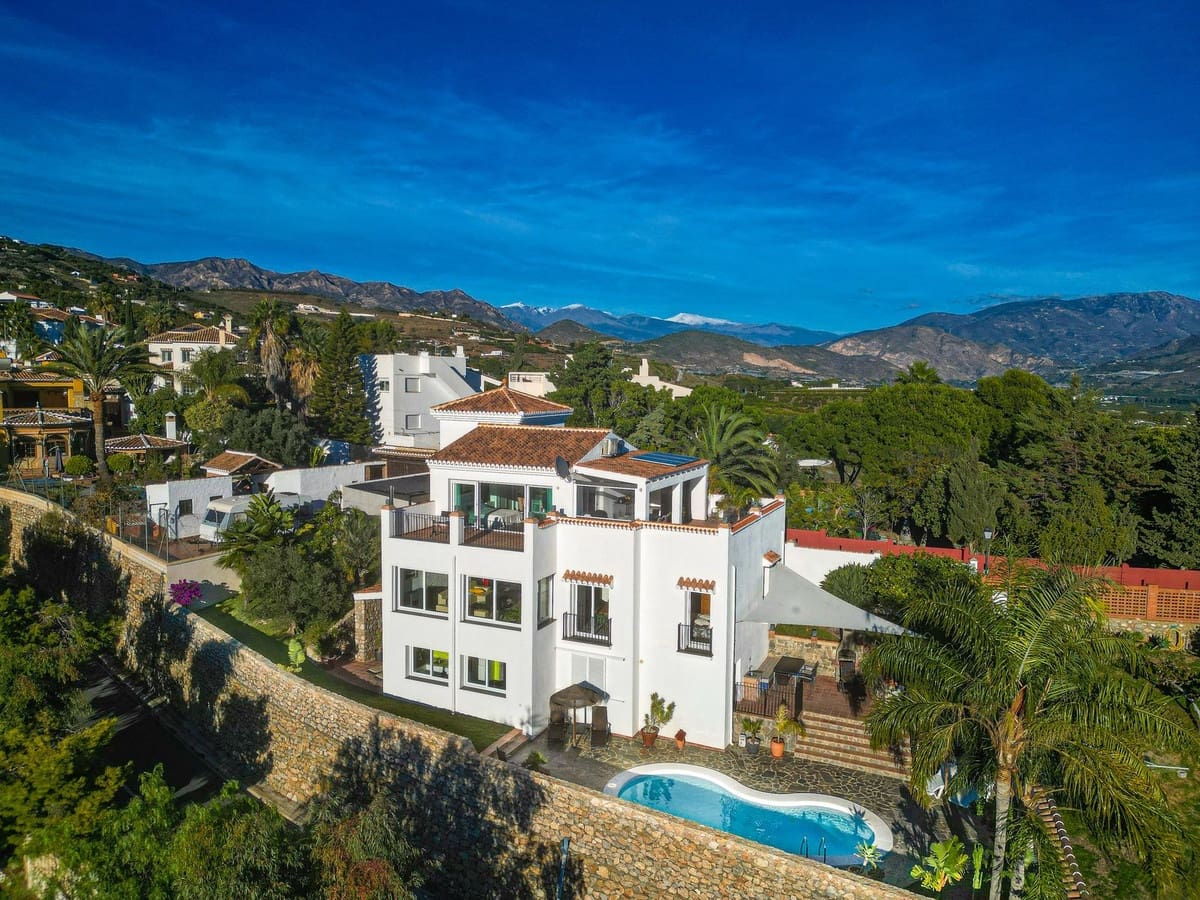 4 sypialnia Willa na sprzedaż w Salobrena z basenem garażem - 945 000 € (Ref: 9450865)