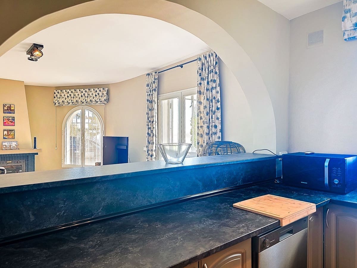 Chalet de 3 habitaciones en Arenas en venta con piscina garaje - 489.000 € (Ref: 9525963)