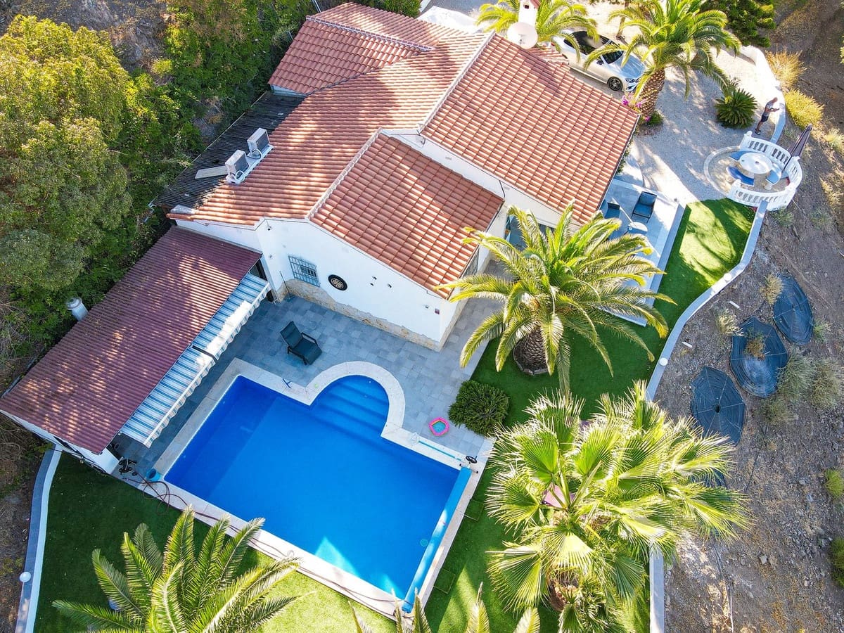 Chalet de 3 habitaciones en Arenas en venta con piscina garaje - 489.000 € (Ref: 9525963)