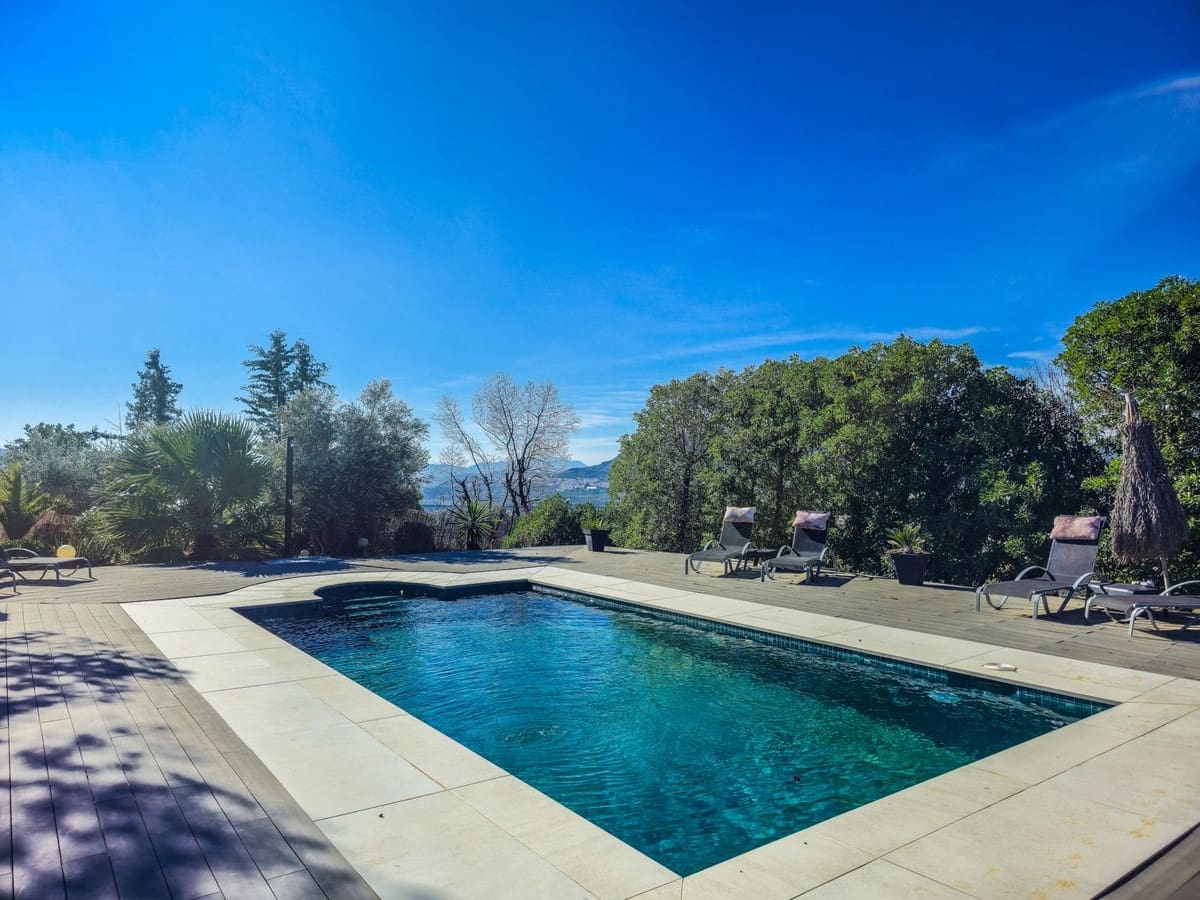 6 bedroom Villa for sale in Alora with pool garage - € 595,000 (Ref: 9529238)