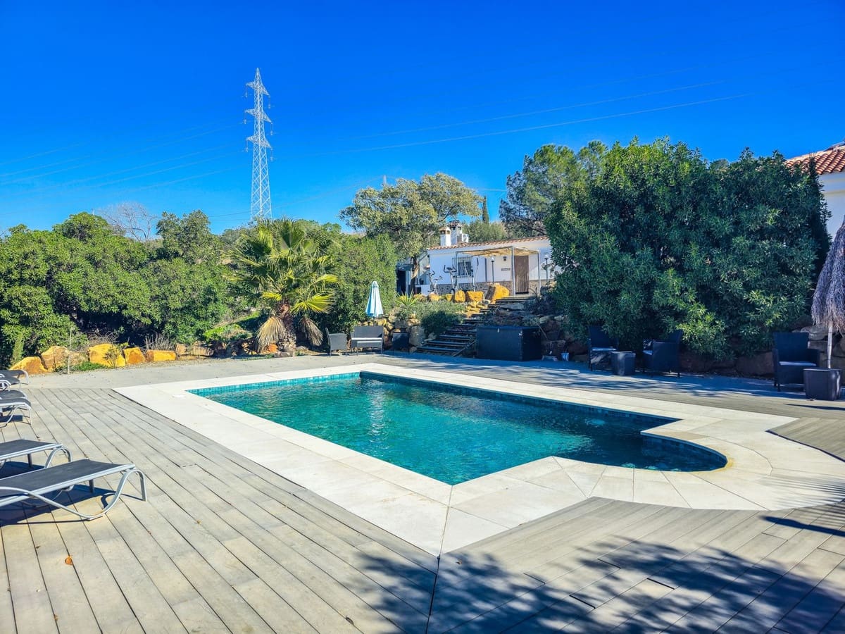 6 bedroom Villa for sale in Alora with pool garage - € 595,000 (Ref: 9529238)