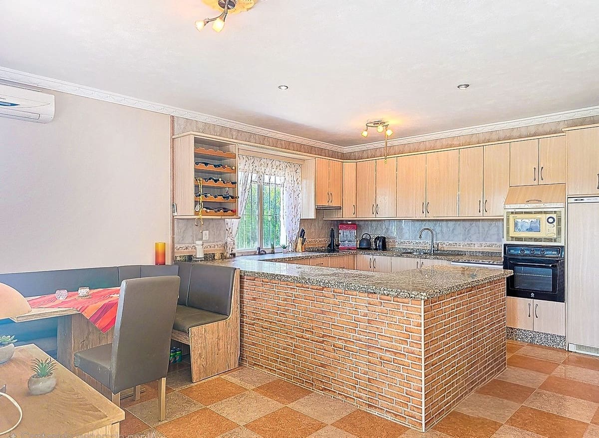 6 bedroom Villa for sale in Alora with pool garage - € 595,000 (Ref: 9529238)