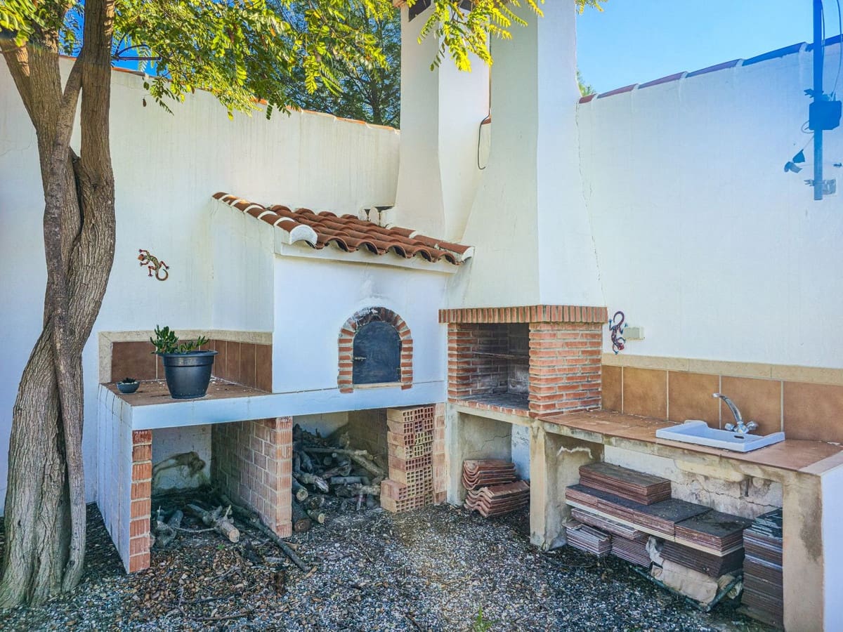 6 bedroom Villa for sale in Alora with pool garage - € 595,000 (Ref: 9529238)