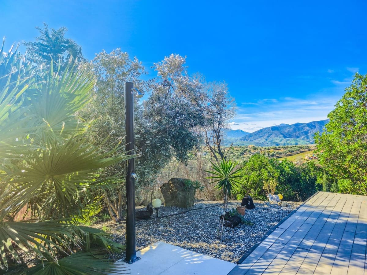 6 bedroom Villa for sale in Alora with pool garage - € 595,000 (Ref: 9529238)