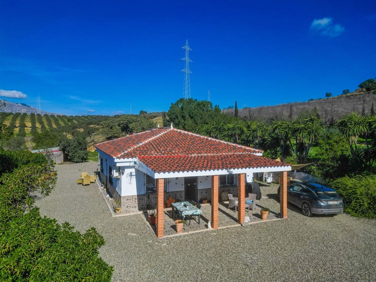 6 bedroom Villa for sale in Alora with pool garage - € 595,000 (Ref: 9529238)