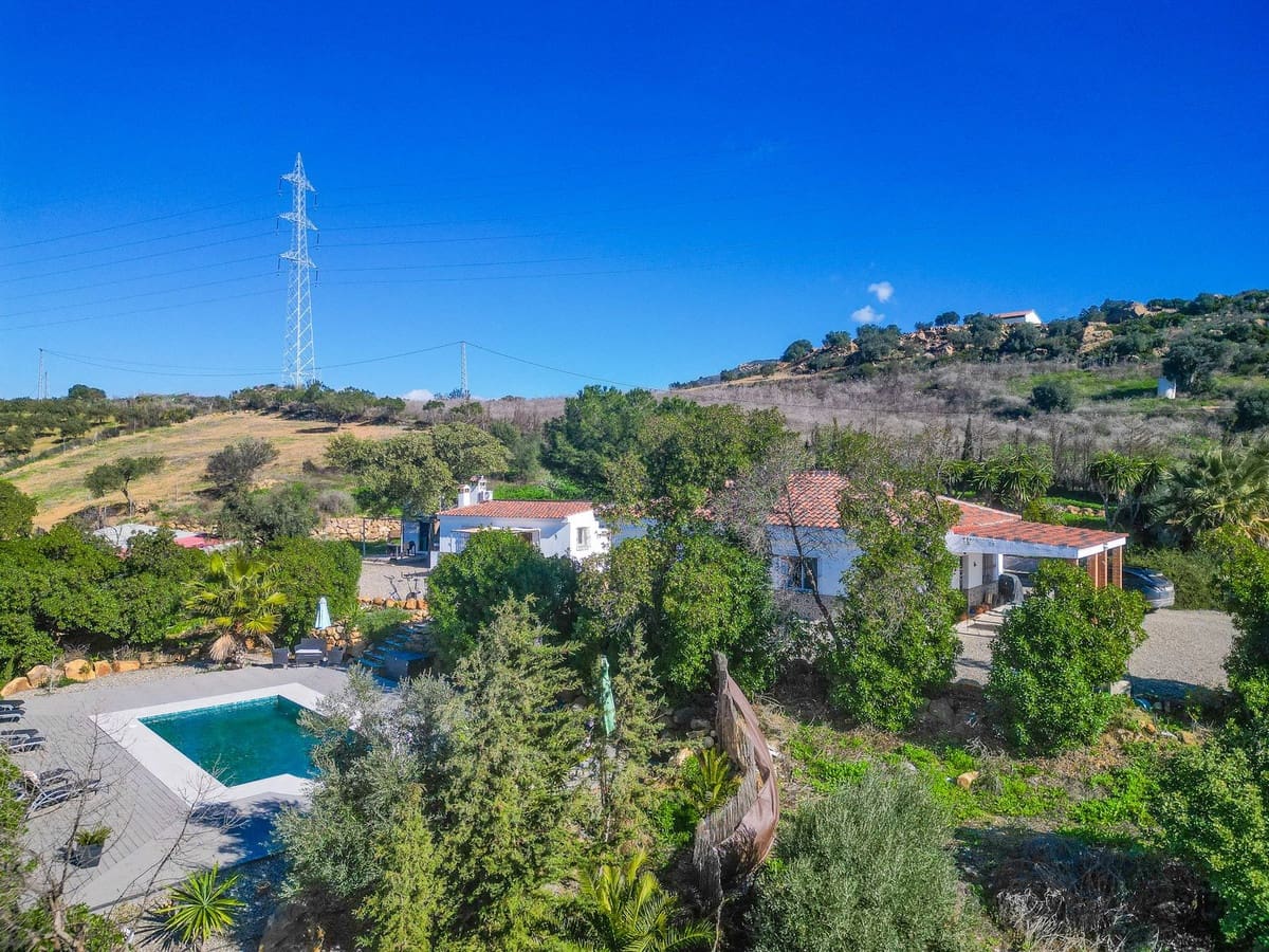 6 bedroom Villa for sale in Alora with pool garage - € 595,000 (Ref: 9529238)