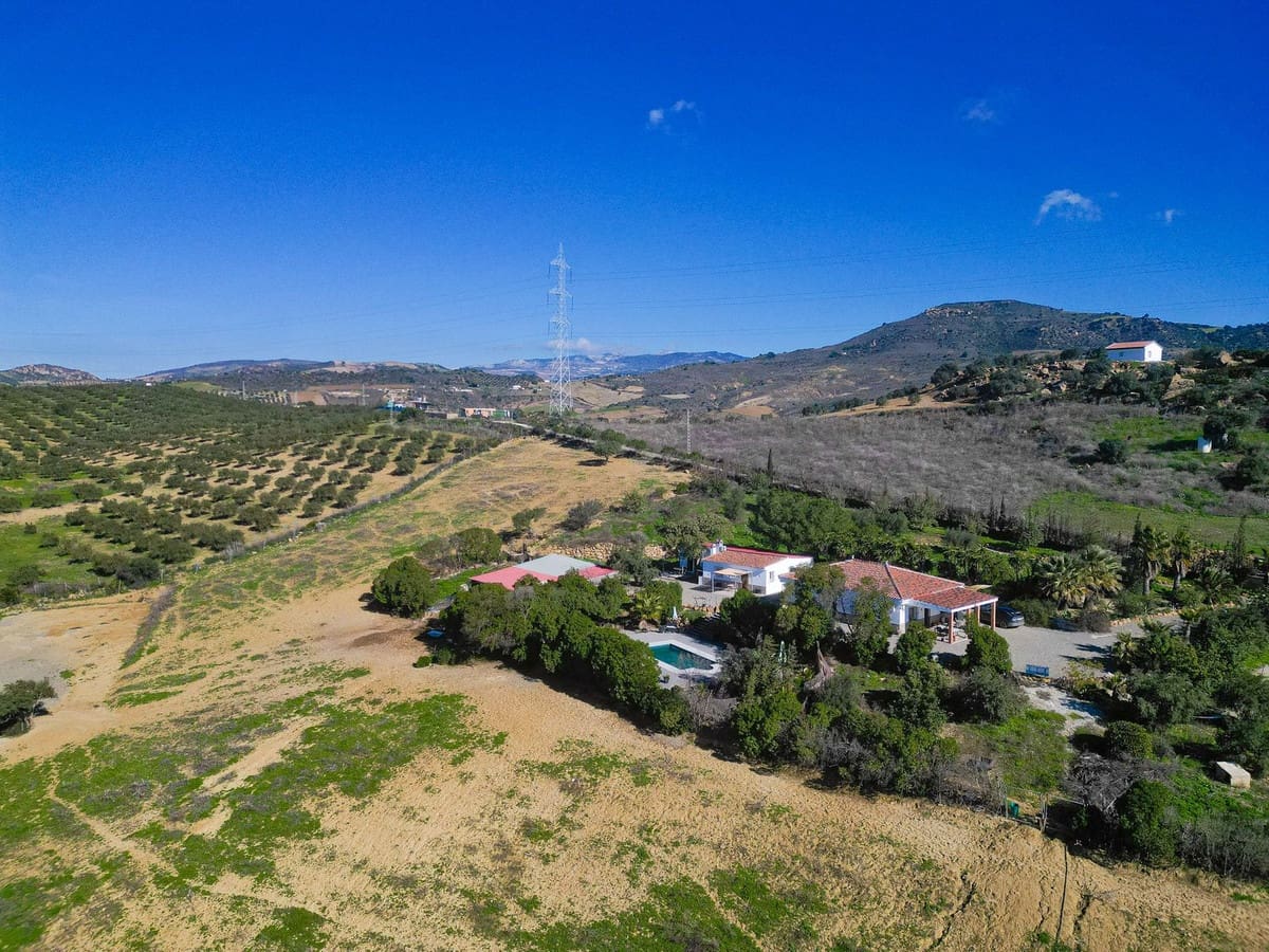 6 bedroom Villa for sale in Alora with pool garage - € 595,000 (Ref: 9529238)