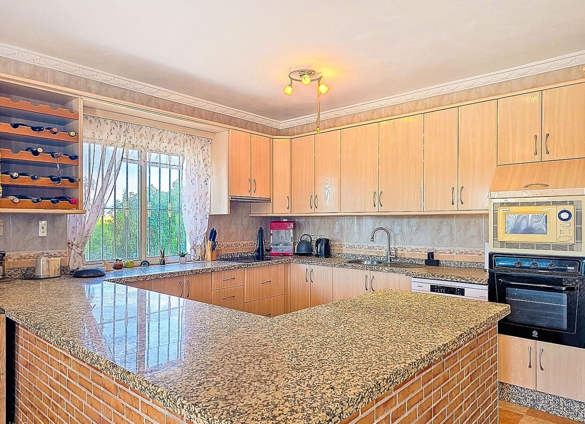 6 bedroom Villa for sale in Alora with pool garage - € 595,000 (Ref: 9529238)