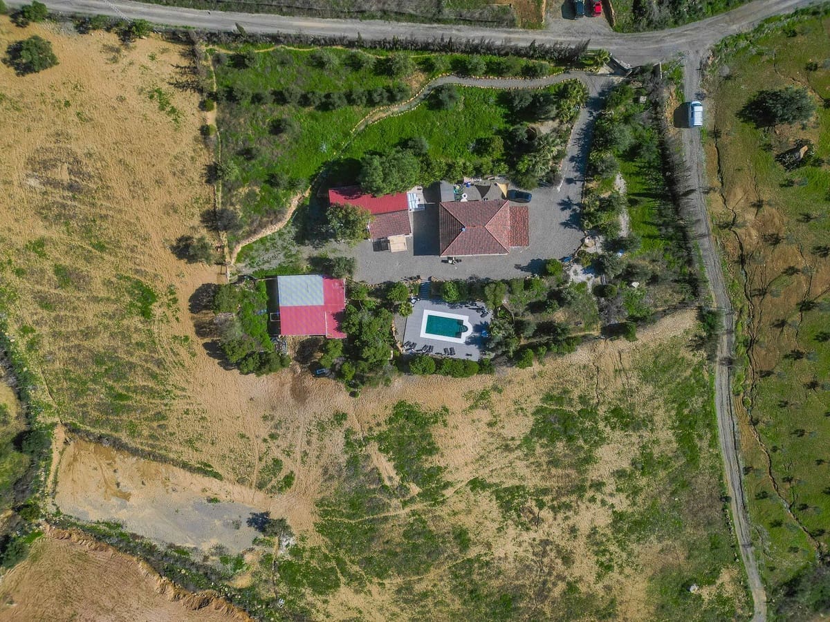 6 bedroom Villa for sale in Alora with pool garage - € 595,000 (Ref: 9529238)