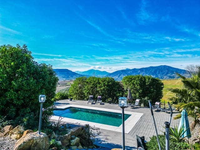 Chalet de 6 habitaciones en Alora en venta con piscina garaje - 595.000 € (Ref: 9529238)