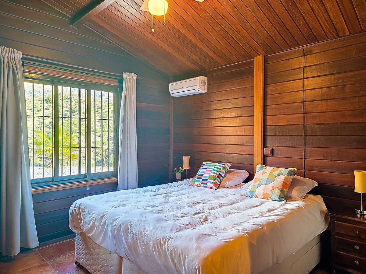 Chalet de 2 habitaciones en Sedella en venta con piscina garaje - 295.000 € (Ref: 9564056)