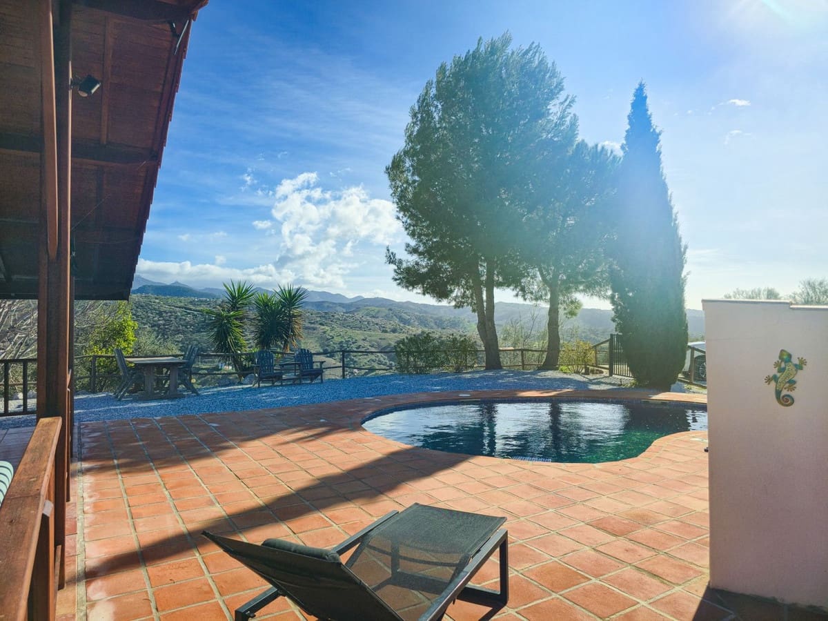 Chalet de 2 habitaciones en Sedella en venta con piscina garaje - 295.000 € (Ref: 9564056)