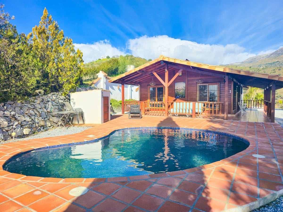 Chalet de 2 habitaciones en Sedella en venta con piscina garaje - 295.000 € (Ref: 9564056)