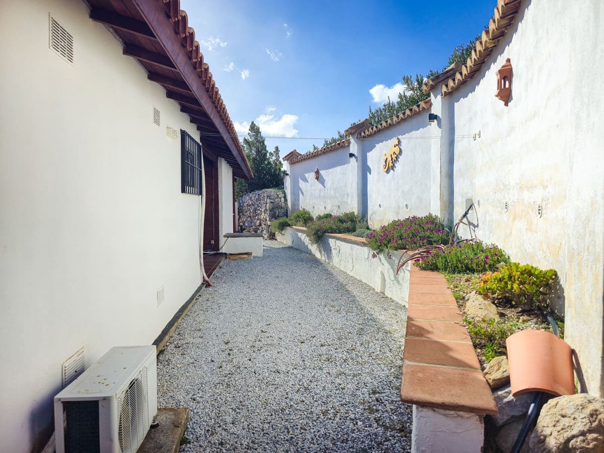 Chalet de 2 habitaciones en Sedella en venta con piscina garaje - 295.000 € (Ref: 9564056)