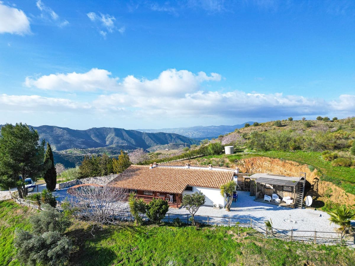 Chalet de 2 habitaciones en Sedella en venta con piscina garaje - 295.000 € (Ref: 9564056)