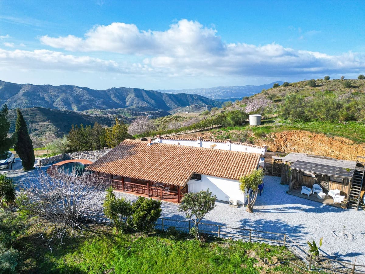 Chalet de 2 habitaciones en Sedella en venta con piscina garaje - 295.000 € (Ref: 9564056)