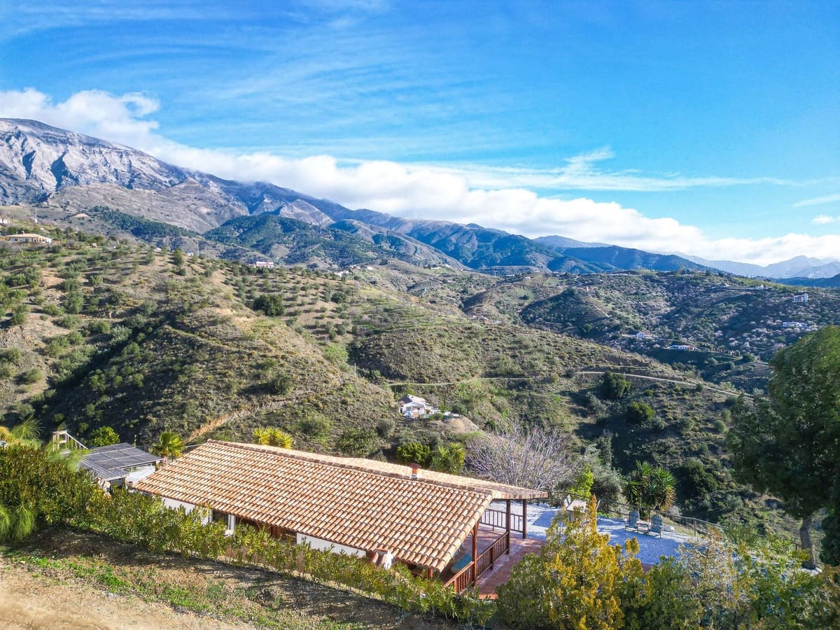 Chalet de 2 habitaciones en Sedella en venta con piscina garaje - 295.000 € (Ref: 9564056)