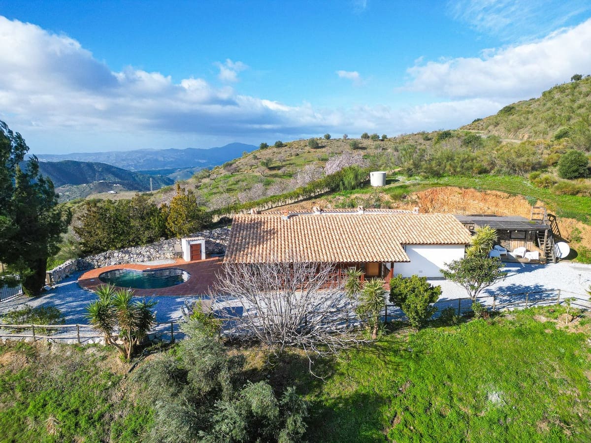 2 bedroom Villa for sale in Sedella with pool garage - € 295,000 (Ref: 9564056)