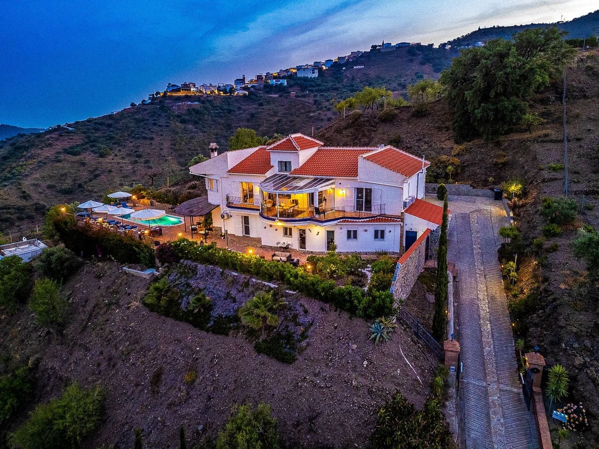 5 bedroom Villa for sale in Archez with pool garage - € 850,000 (Ref: 9585013)