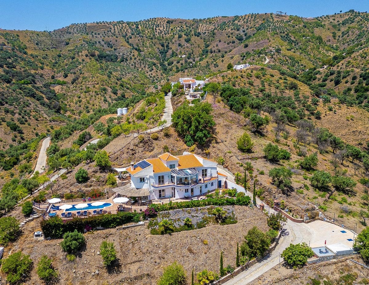 5 bedroom Villa for sale in Archez with pool garage - € 850,000 (Ref: 9585013)